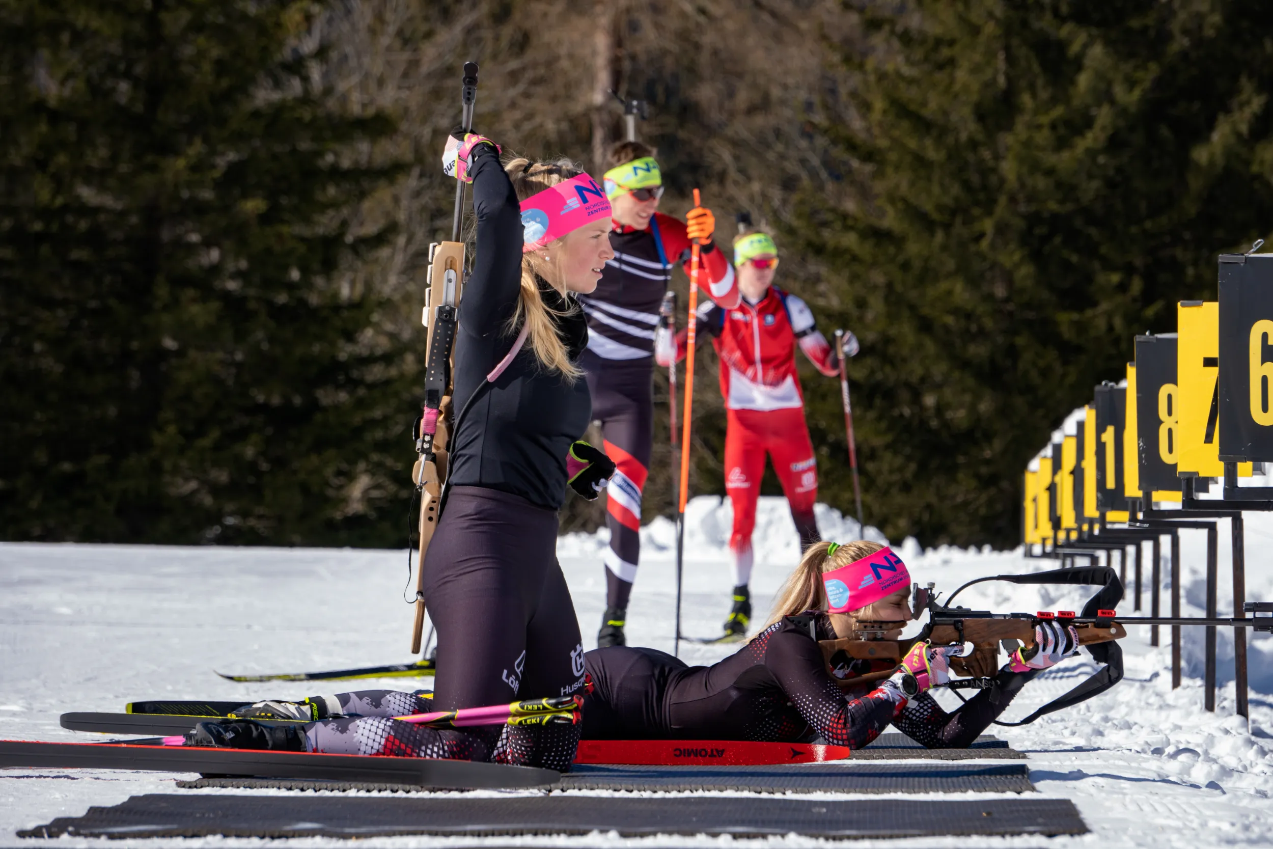 Biathlet im Winter beim liegenden Schießen.