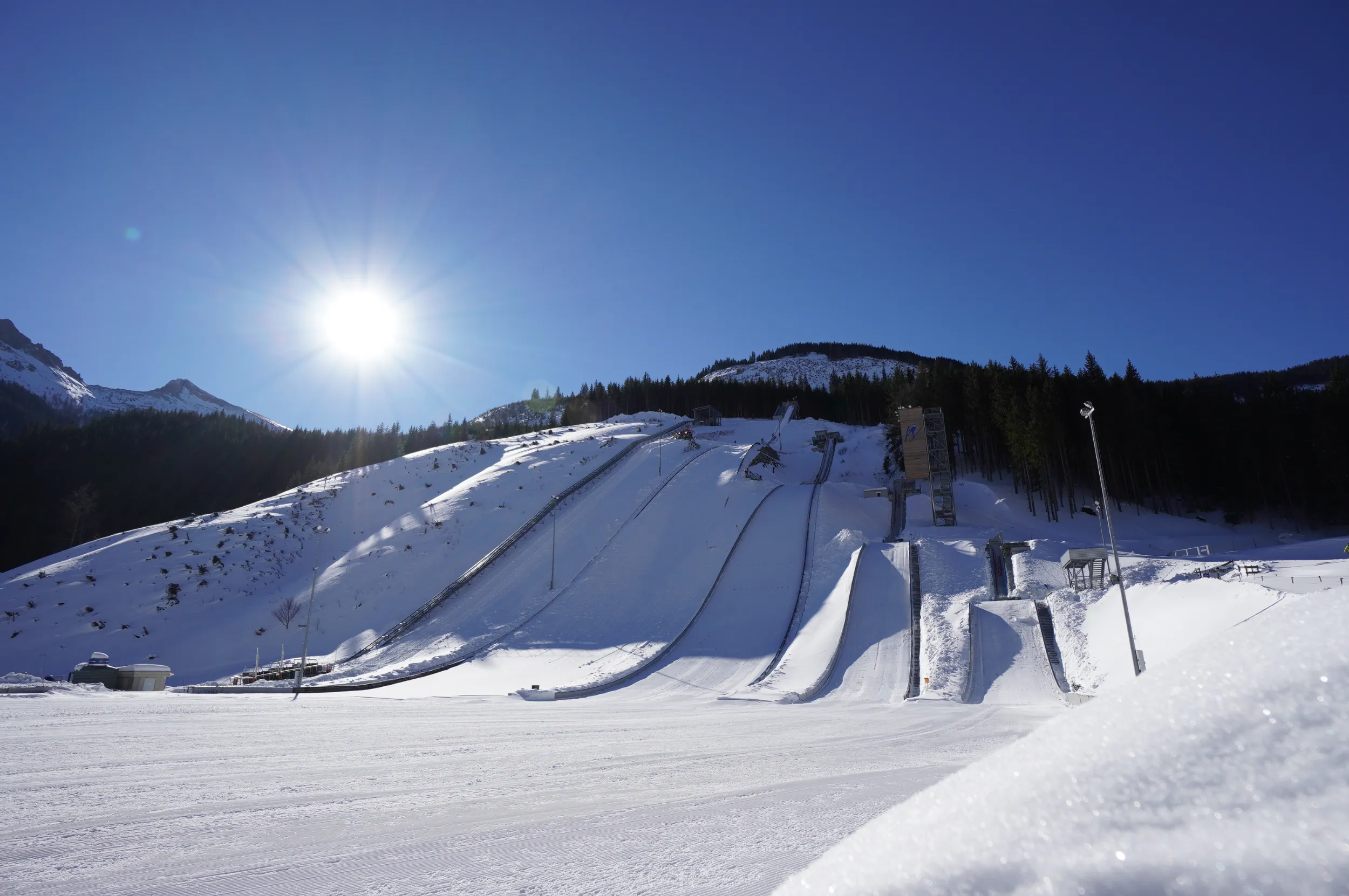 Schanzenlandschaft der Erzberg Arena in Eisenerz.