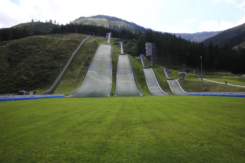 Schanze der Erzberg Arena im Sommer ohne Schnee.