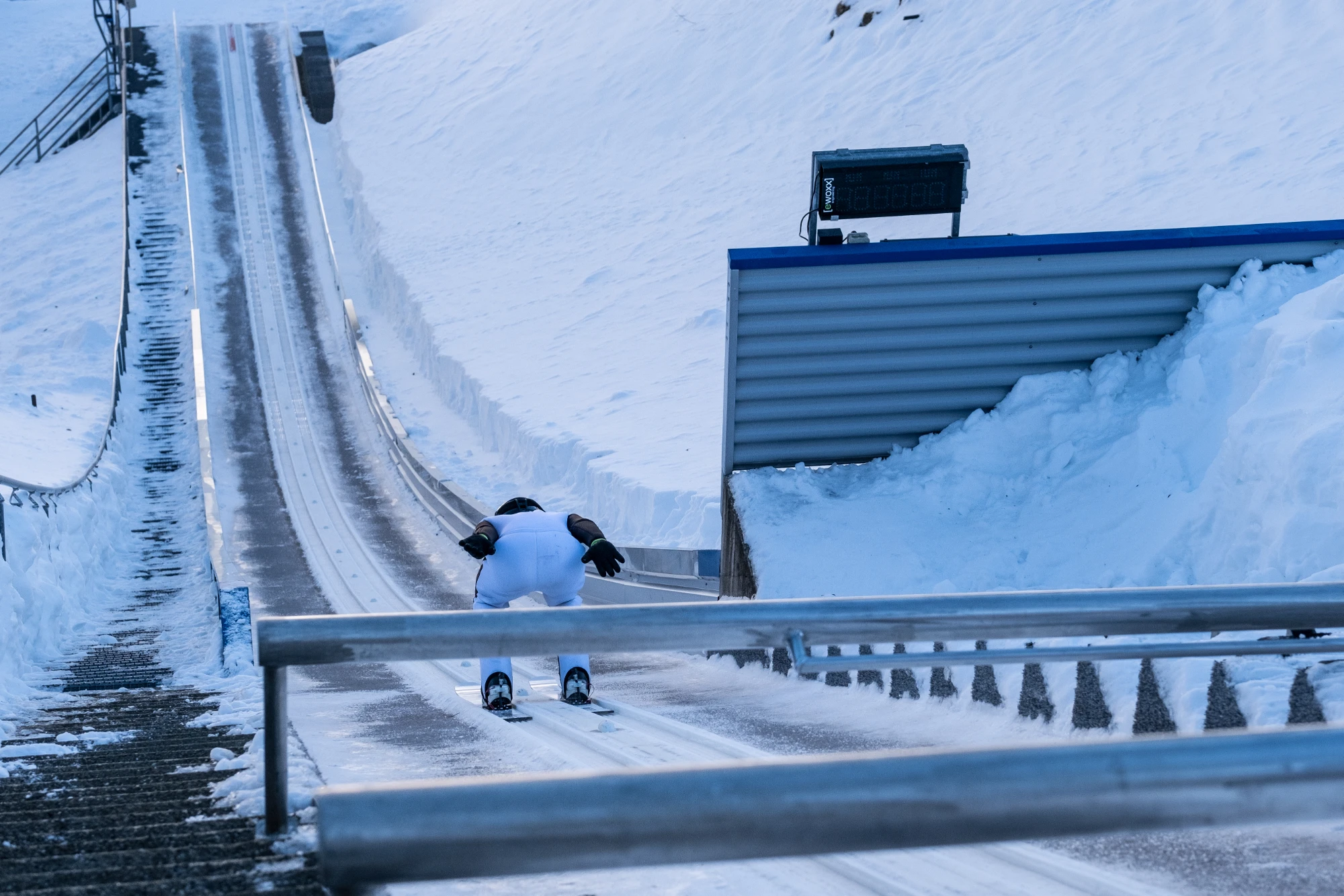 Skispringer während des Anlaufs auf der Schanze.