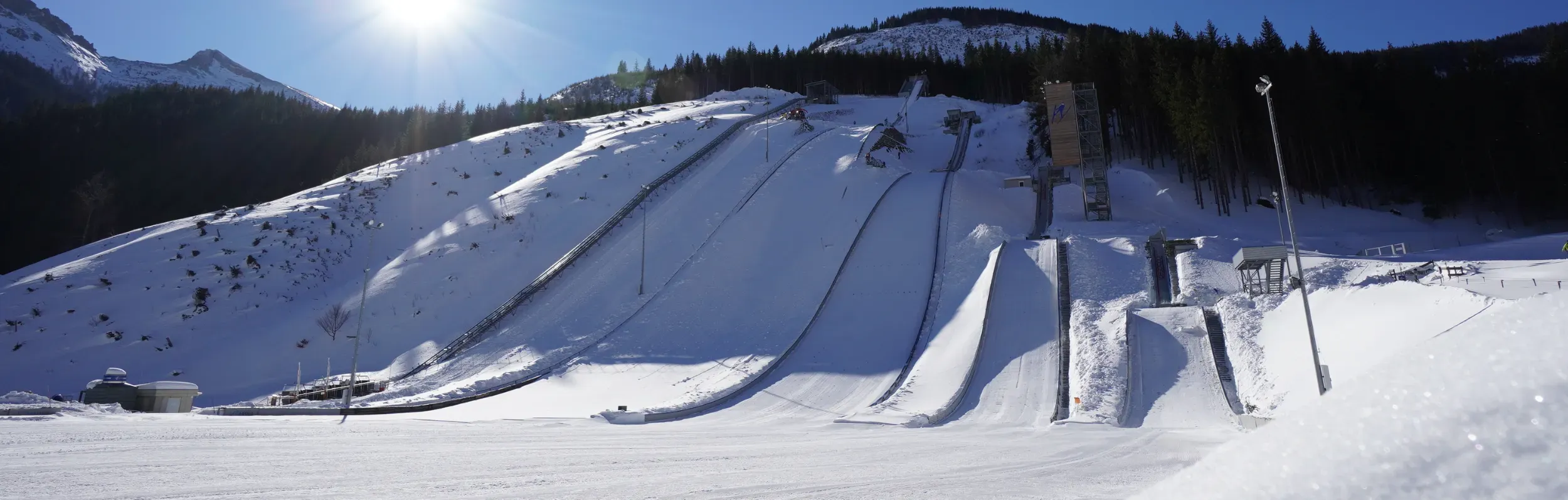 Schanzenlandschaft der Erzberg Arena in Eisenerz.