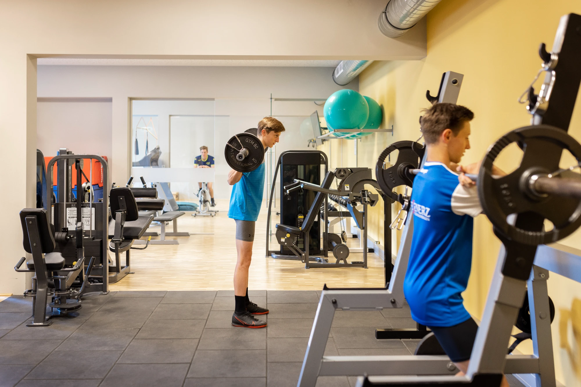 Gewichte und Trainingsausrüstung im Fitnessraum des JUFA Hotels Eisenerz - NAZ.