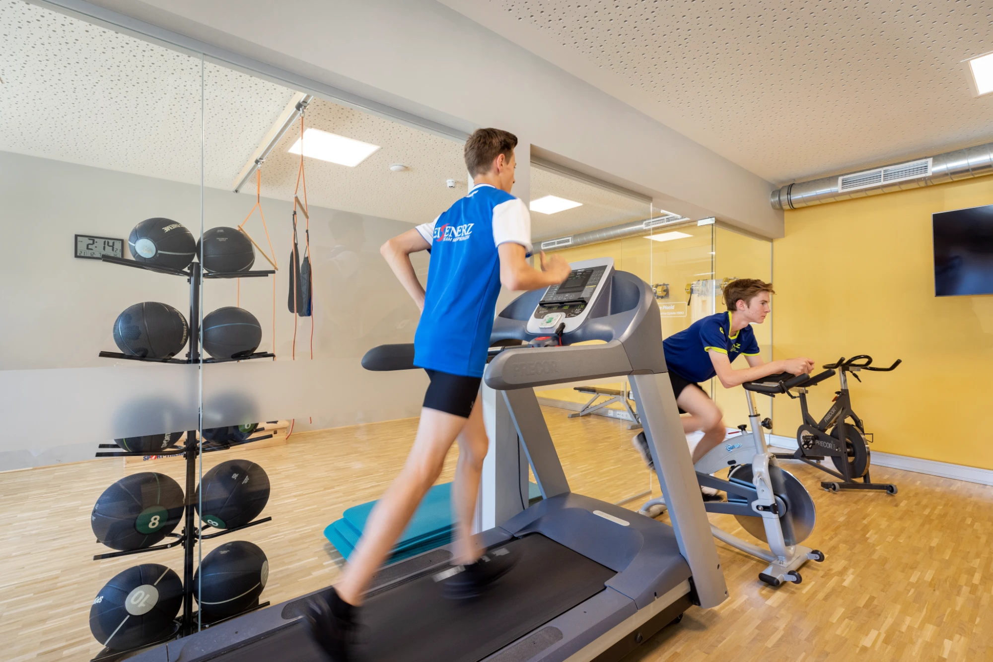 Person beim Laufen im Fitnessraum des JUFA Hotels Eisenerz - NAZ.