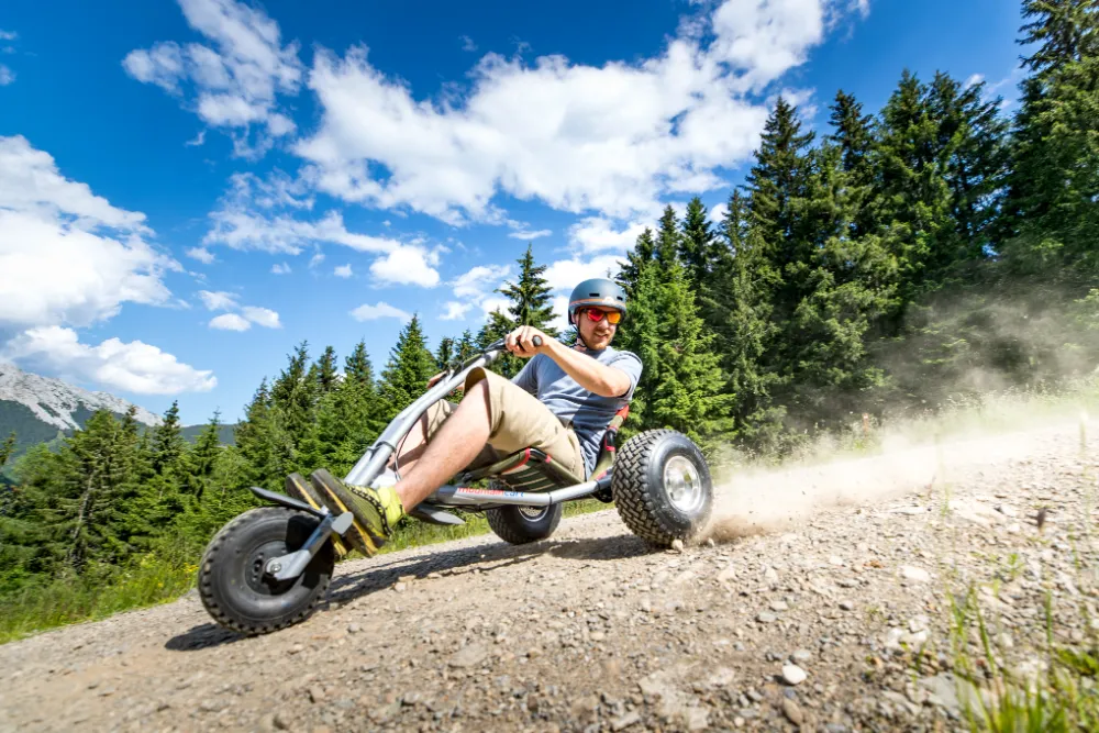 Mann beim Fahren eines MOUNTAINCART in der Umgebung des Erzbergs.