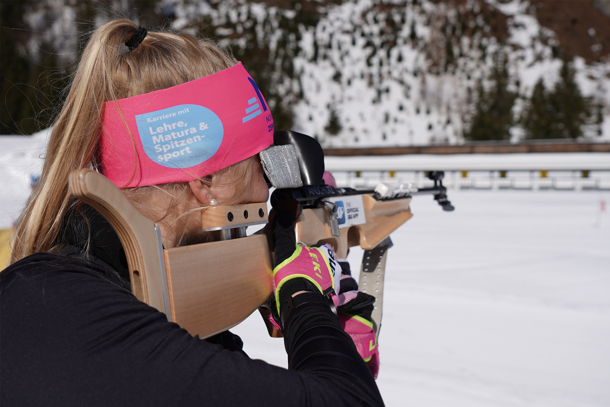 Dame beim Zielen in der Biathlon-Anlage.