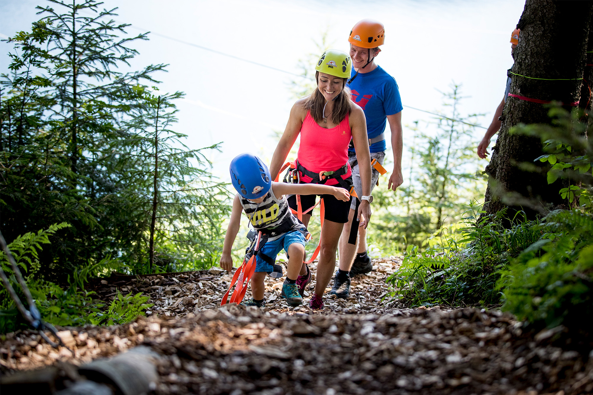 Personen im ADVENTUREPARK-Hochseilgarten mit Seepanorama, Link zu Alpfox.